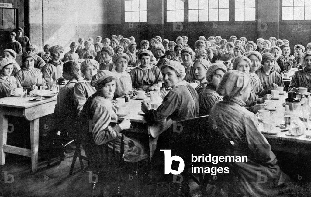 Munitions workers in the canteen, 1918 (b/w photo)