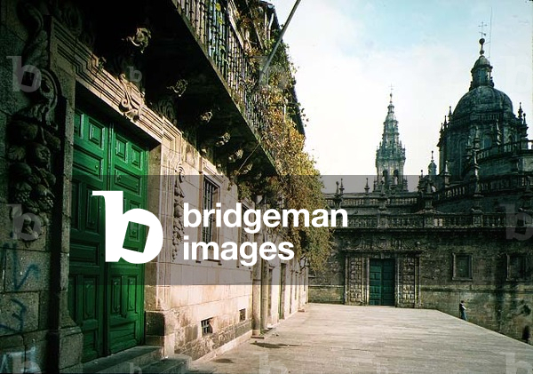 View of the cathedral lantern from the Plaza de la Quintana (photo)