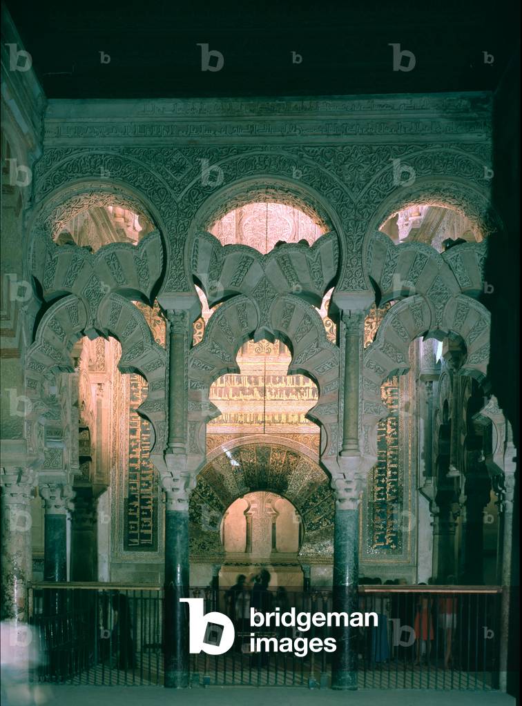 View of the maqsura and mihrab, built during the reign of Al-Hakam II, 976 AD (photo)