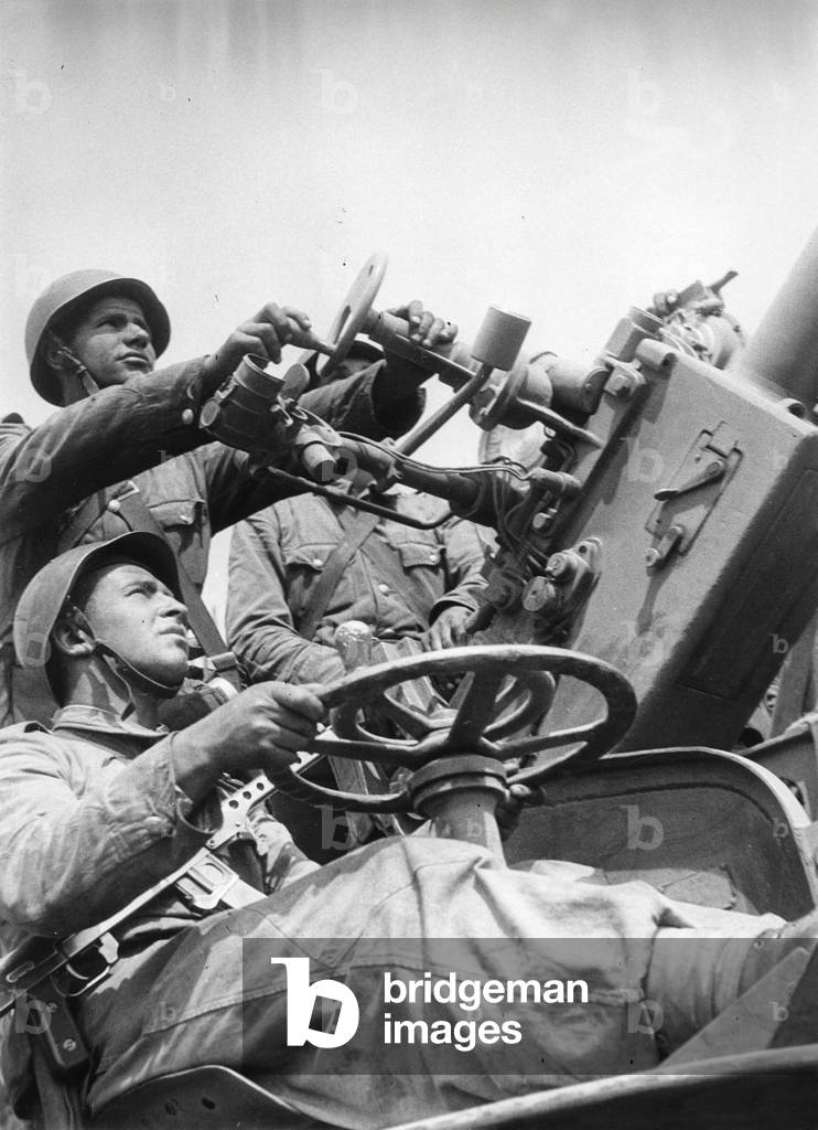 Russian soldiers operating machine gun