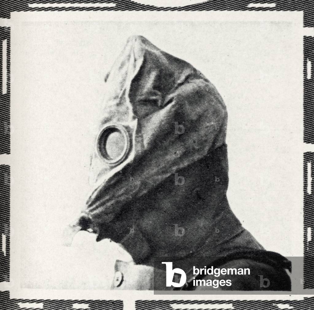 Man wearing a gas mask - World War One, 1915 (photo)