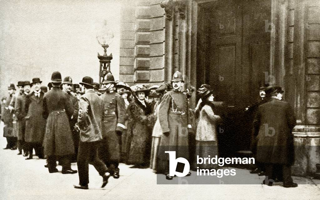 Queue of people waiting to hear the trial of the Suffragettes who had smashed windows on Regent Street in 1912 (photo) (photo)