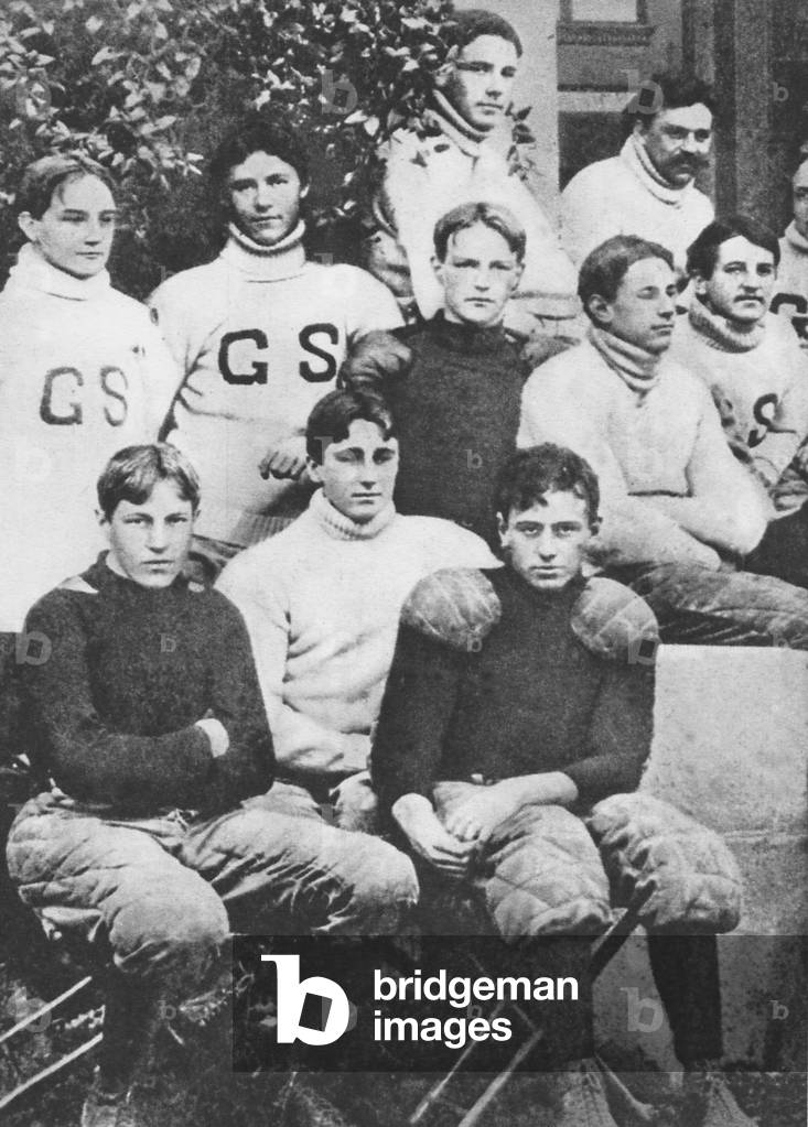 Franklin D. Roosevelt as a teenagerin his football team (photo)