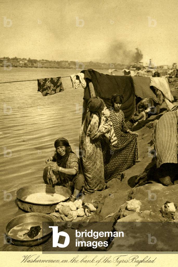 Iraq - Washerwomen on the banks of the Tigris