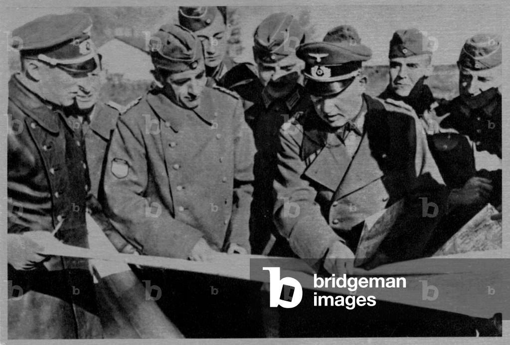 WWII: General Muñoz Grande speaking with a German officer