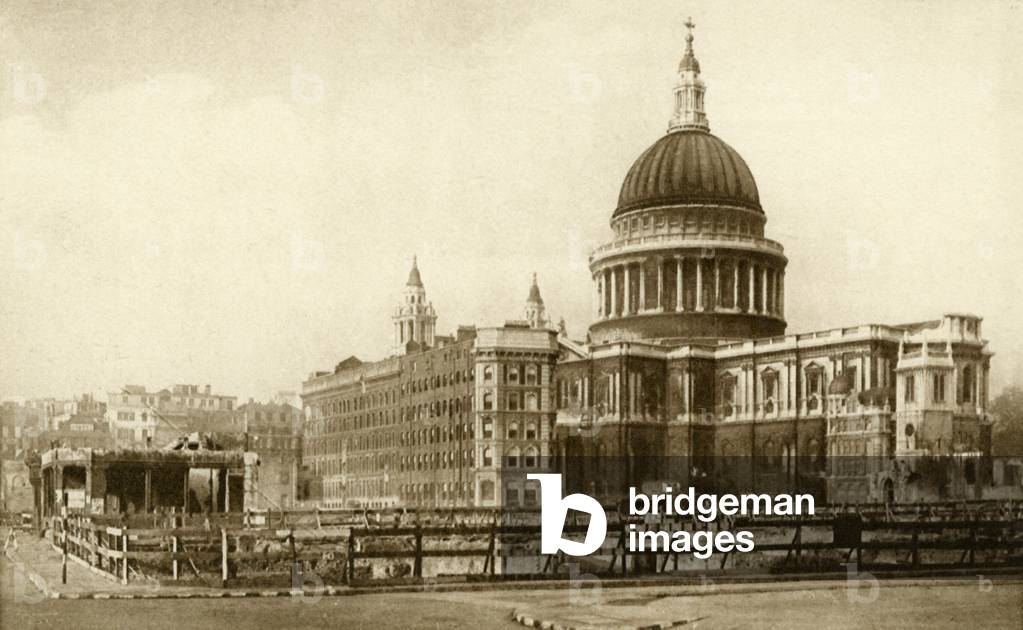 War damage in London: view of St Paul 's catehdral, 1940s (photo)