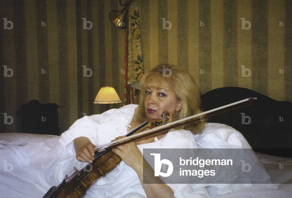 Lydia Mordkovitch with violin