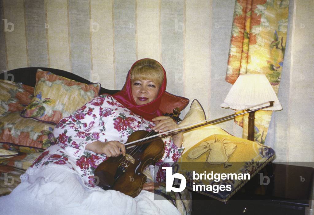 Lydia Mordkovitch with violin