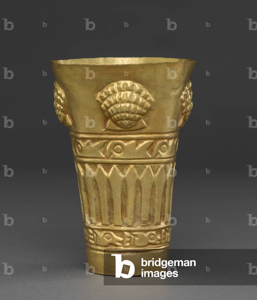 Bicchiere con conchiglie, 900-1100 (oro, martellato)