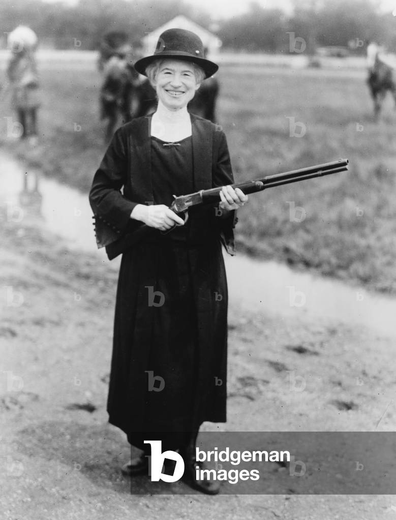 Annie Oakley with the gun Buffalo Bill gave her, 1922 (b/w photo)