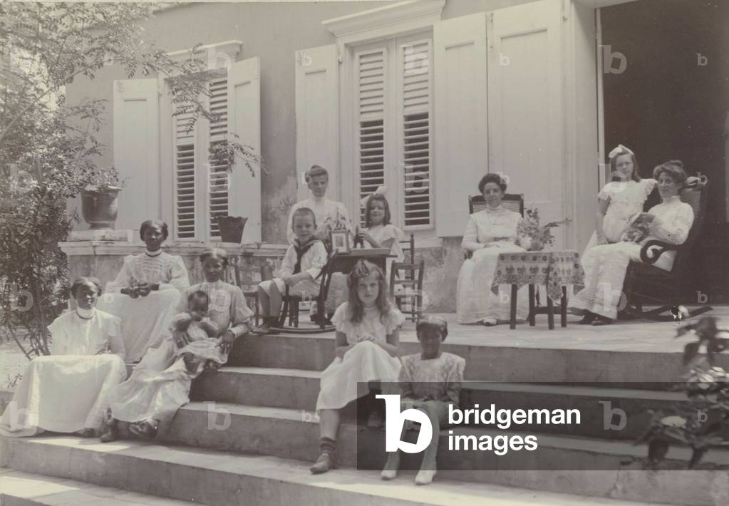 Women and children of a Dutch West Indies plantation with local staff, 1910 (photograph)