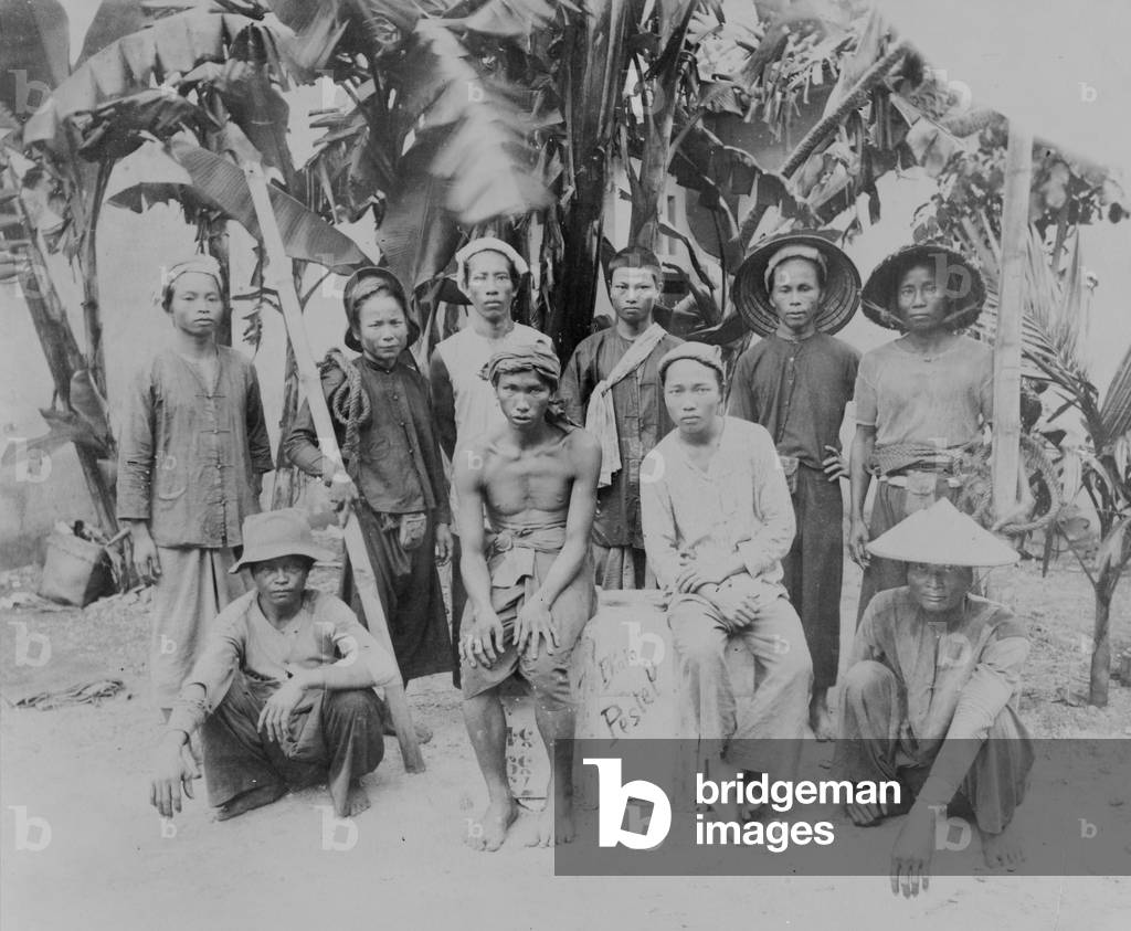 Vietnamese Labourers in Saigon, c.1890-1920 (b/w photo)