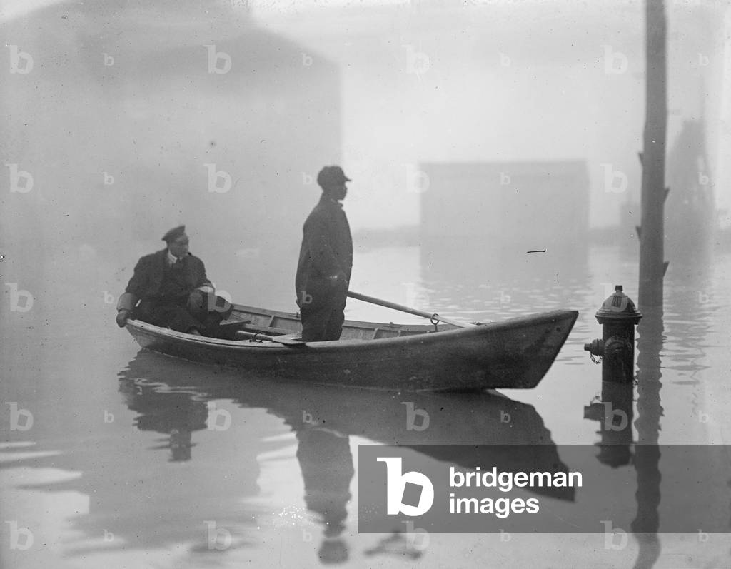 Potomac flood, Georgetown, 1918 (b/w photo) 