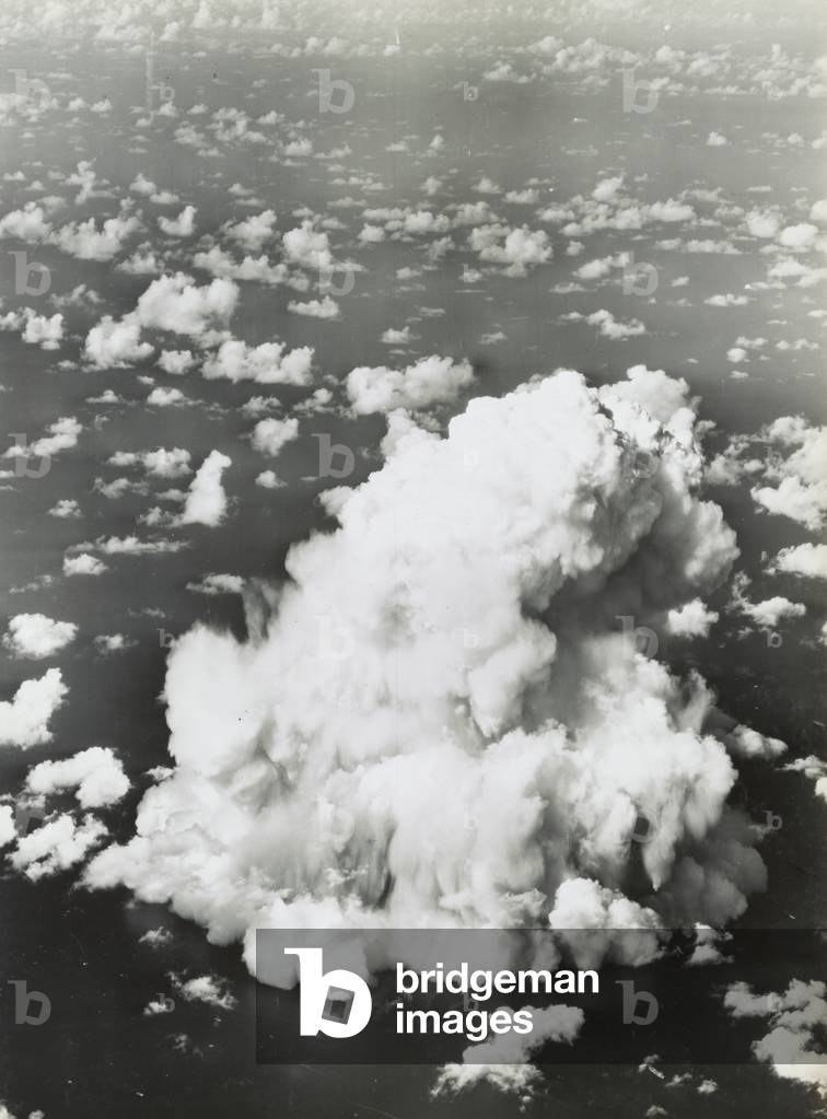 Mushroom cloud with ships below during Operation Crossroads nuclear weapons test on Bikini Atoll, 1946 (b/w photo)