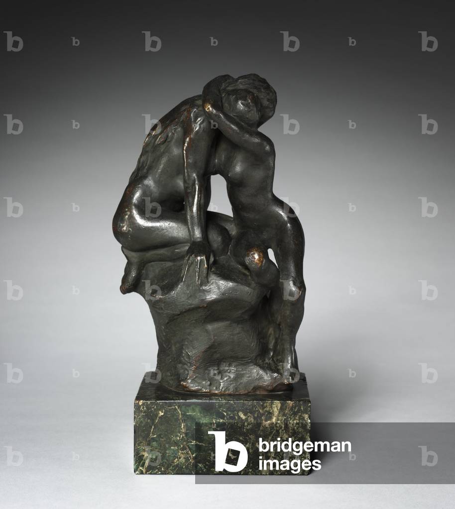 Junges Mädchen vertraut Isis ihr Geheimnis an (Jeune fille confiant son secret à Isis), 1899 (Bronze)