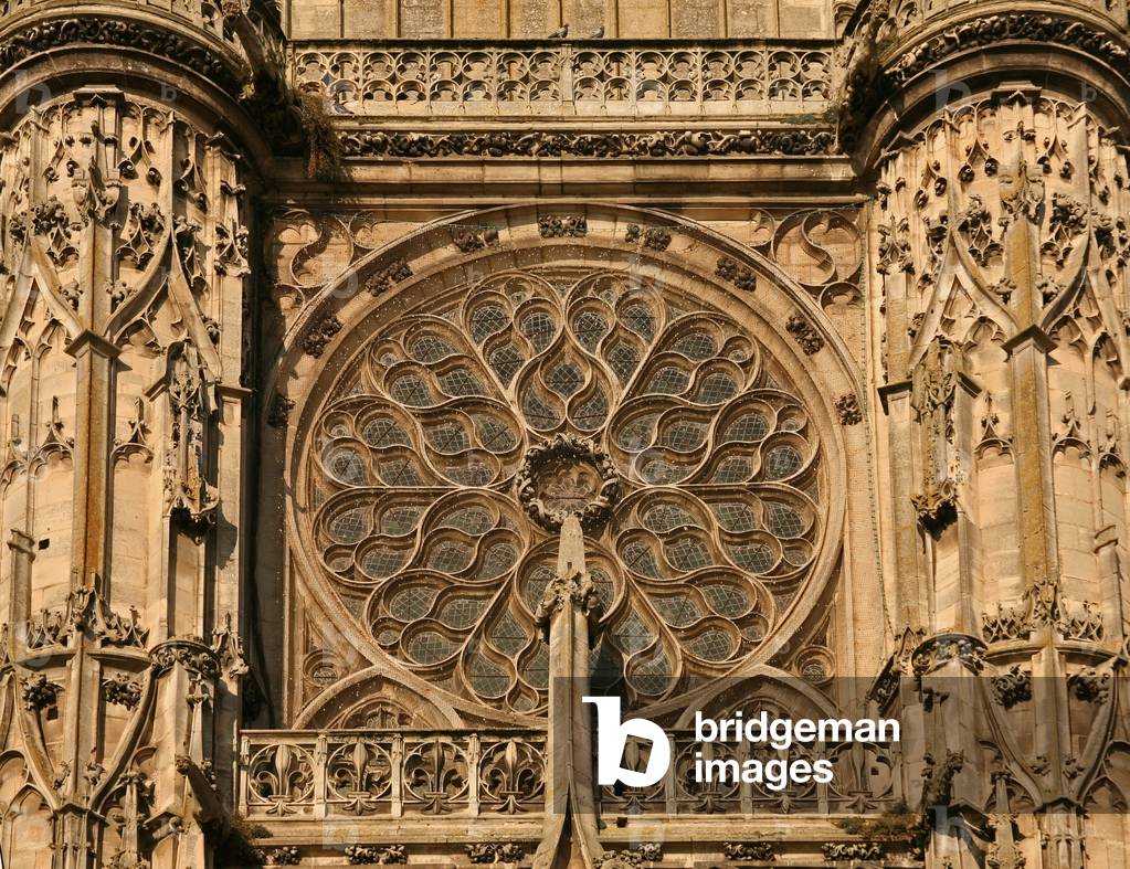 Exterior view of the rose window designed by Martin Chamiges and Hughes Cuvelier (photo)