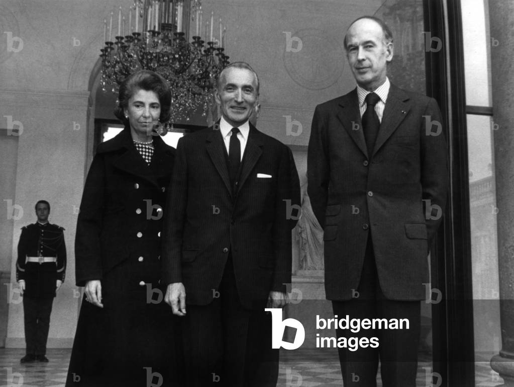 French President Valery Giscard D'Estaing (R) and Mr and Mrs Jacques Senart, French Amabssador in La Haye, at Elysee Palace in Paris on September 20, 1974 (b/w photo)