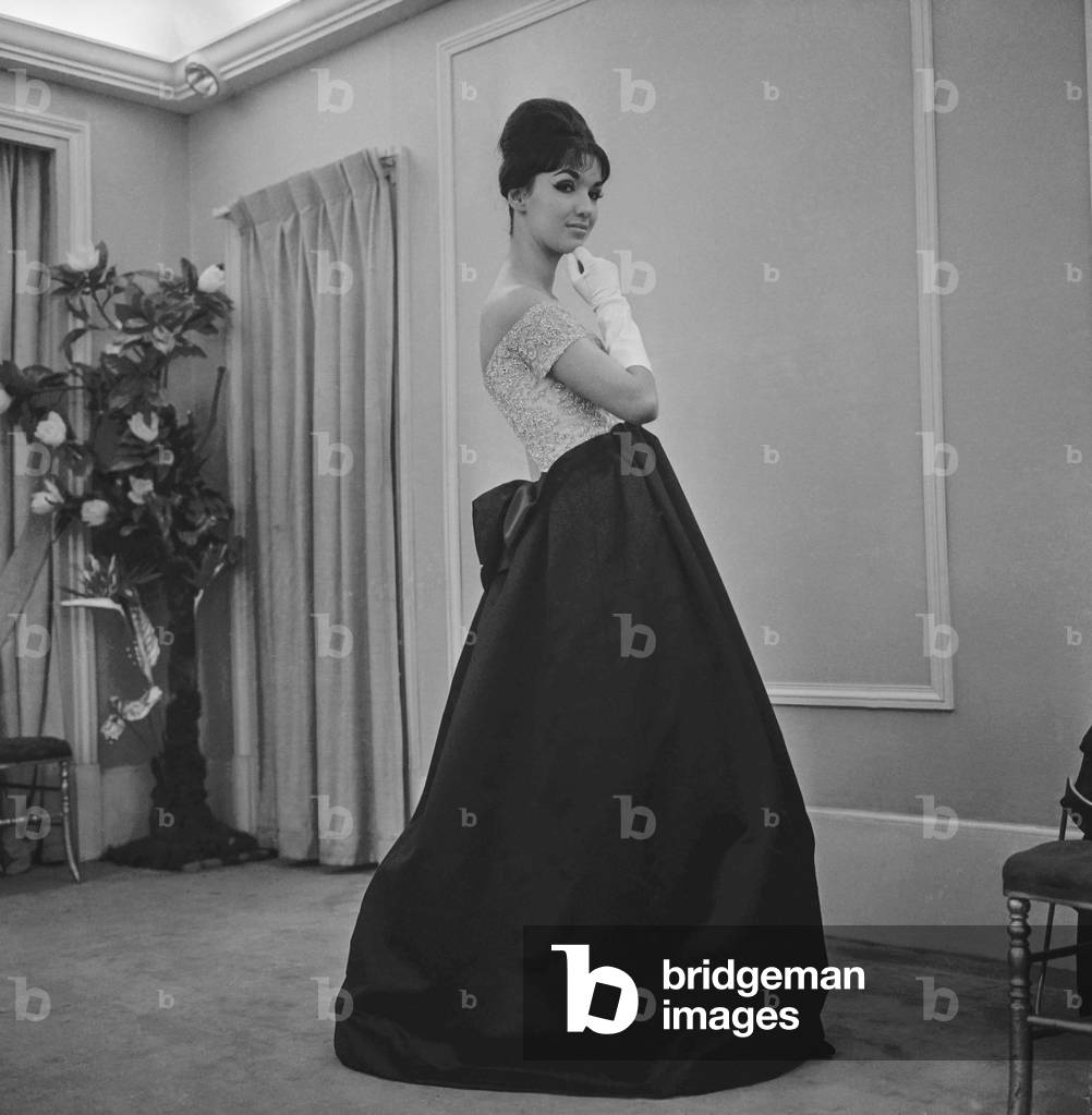 Presentation of Lanvin fashion (by Castillo), Autumn/Winter 1960 - 1961, Paris : evening dress (b/w photo)
