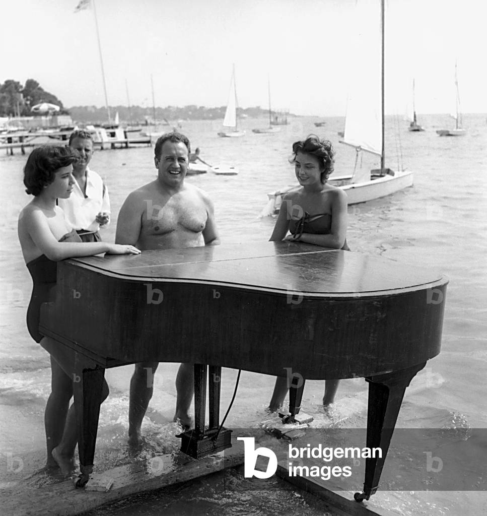 Liliane David, Francis Lopez and Veronique Zuber in Nice (France) on September 2, 1955 (b/w photo)