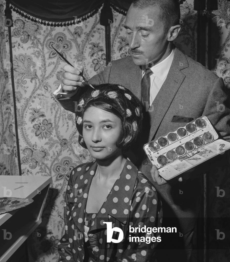 French hairdresser Aurelien Lindermans has invented the painting on hair to have an hairstyle matching with clothes, Paris, September 1960 : here Shany and her polka dot hairstyle (b/w photo)