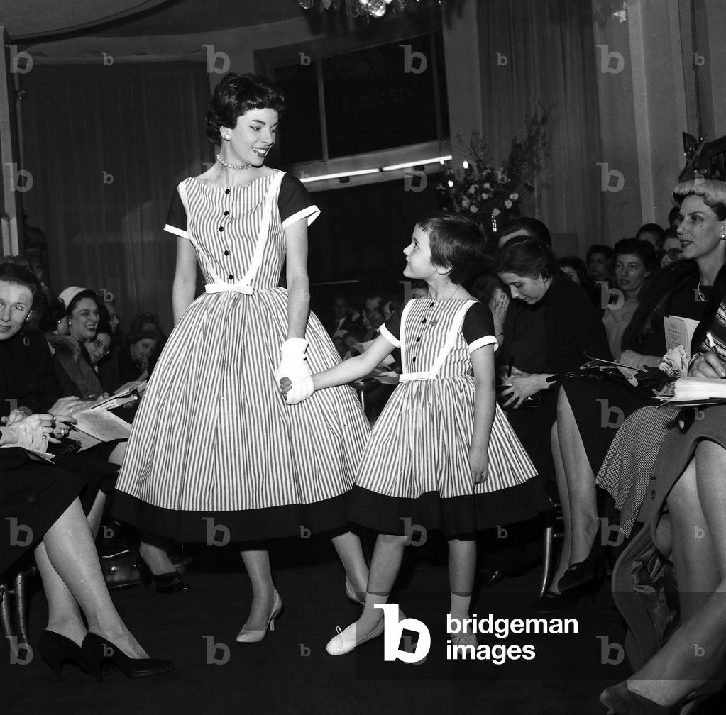 Fashion Show : Creations By Dominique For Spring Summer 1957 Presented in Paris on February 7, 1957 : Mother With her Daughter Wearing The Same Dress (b/w photo)