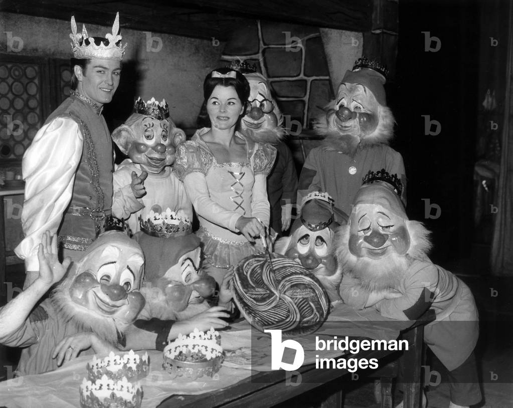Snow White And The Seven Dwarves Fetch Epihanie A L'Alhambra. At the same time Carol Anne (Snow White) and Michel Henry (Prince Charming), The Two Stars Of This Ice Show, Celebrate Their 10 Years Of Wedding On January 5, 1967. (b/w photo)