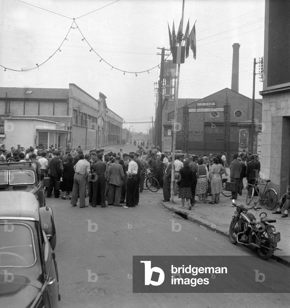 Demonstration outside the SNECMA plant in Argenteuil, France, on August 22, 1949 : workers want to keep their job (b/w photo)