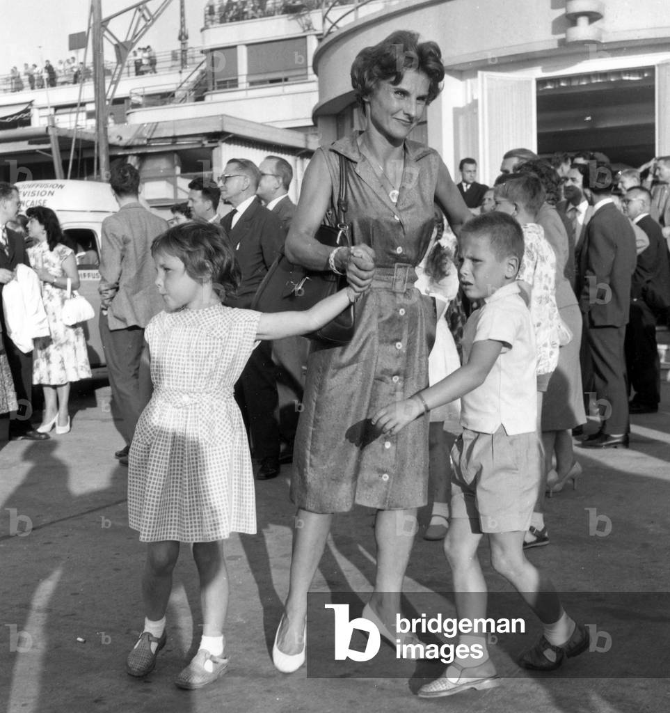 Eliane Decrais, television producer and writer with her twin children Daphne and Stephane, September 10, 1959 (b/w photo)