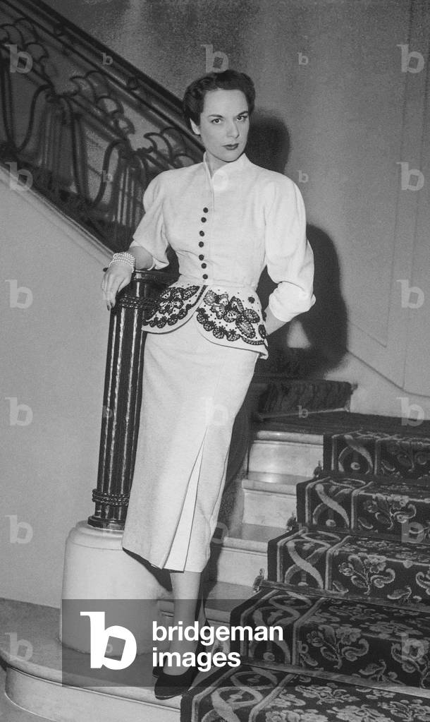 Fashion show by an association of fashion designers in Paris (Hotel George V), February 5, 1952 : a suit (b/w photo)