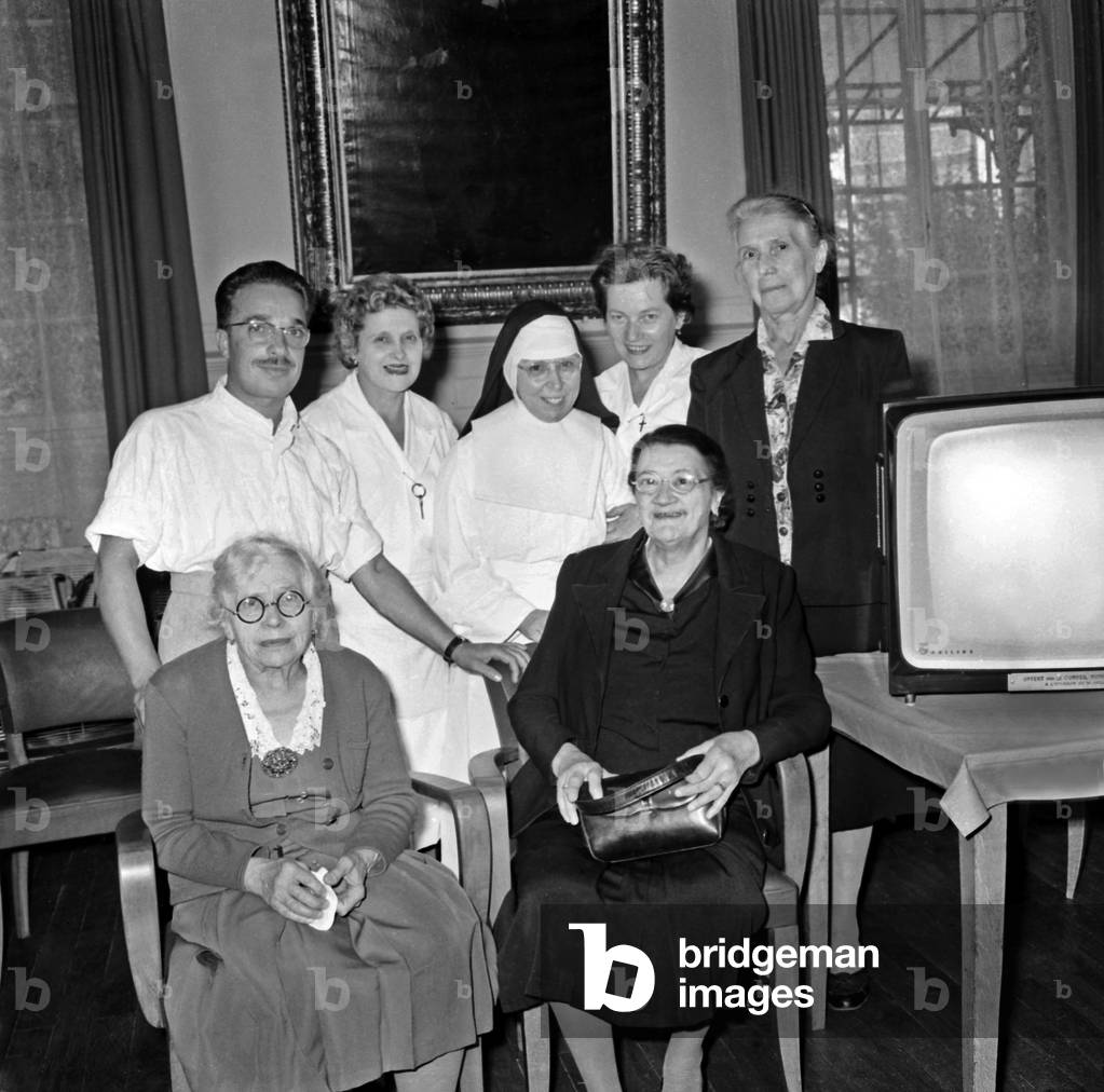 Poste De Tele At Hospices De People Agees In Paris Rue De Bagnolet Le 3 octobre 1962 Neg: B51502 (b/w photo)