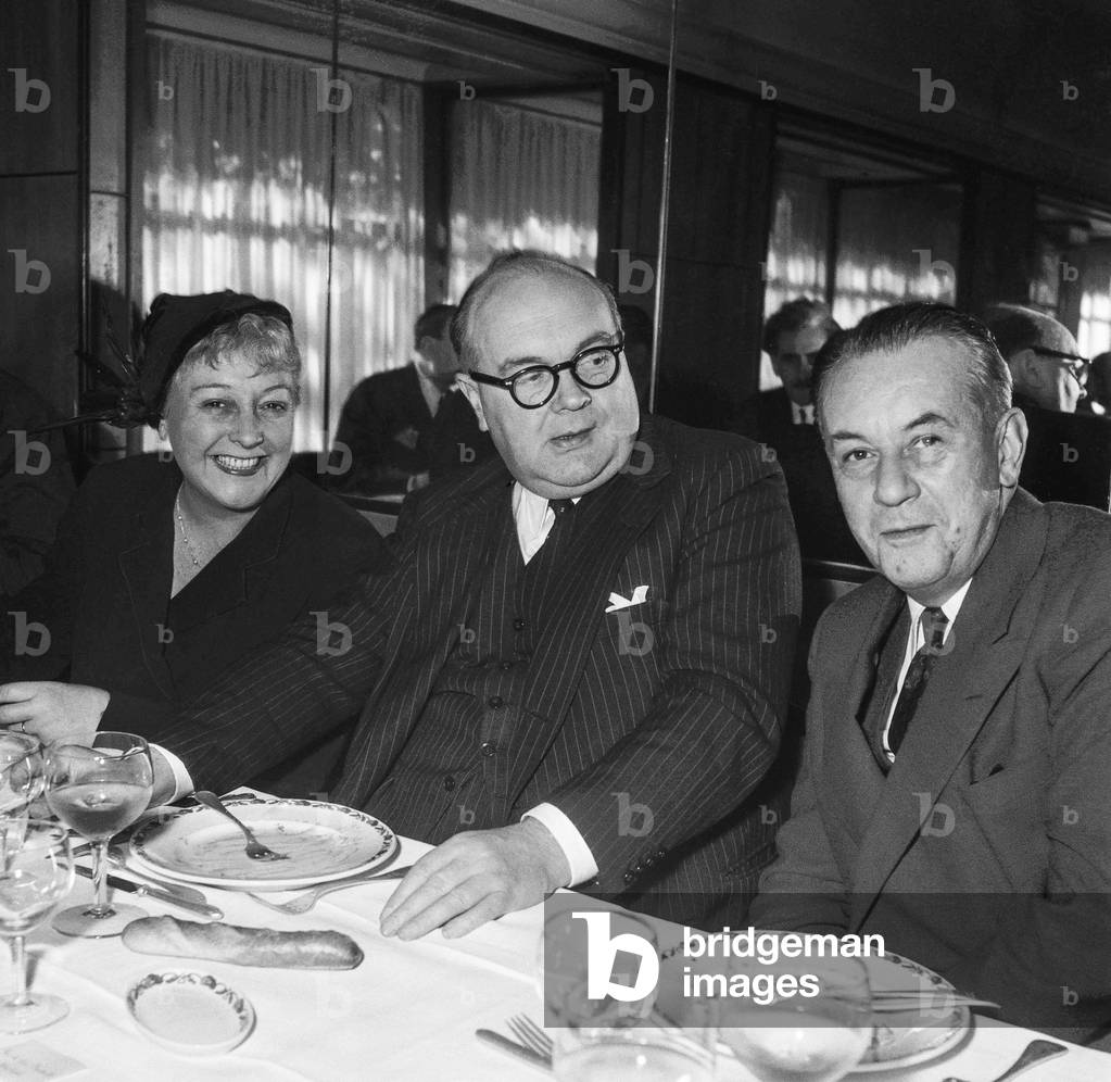 Lunch organized by the association of the diplomatic press in a restaurant in Paris, November 3, 1951 : Paul Henri Spaak (c) and Roger Massip, president of the association (b/w photo)