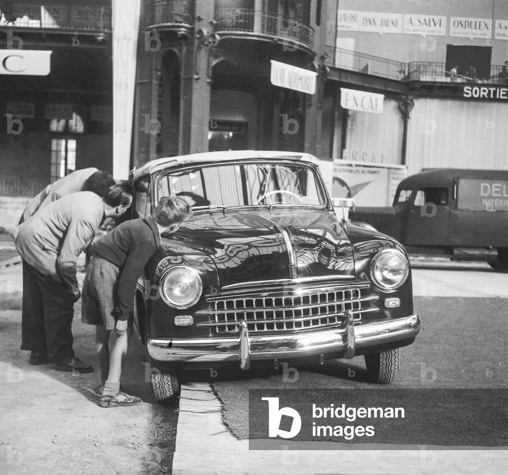 Preparation for Paris motor show (Grand Palais), September 29, 1951 : a Fiat (b/w photo)