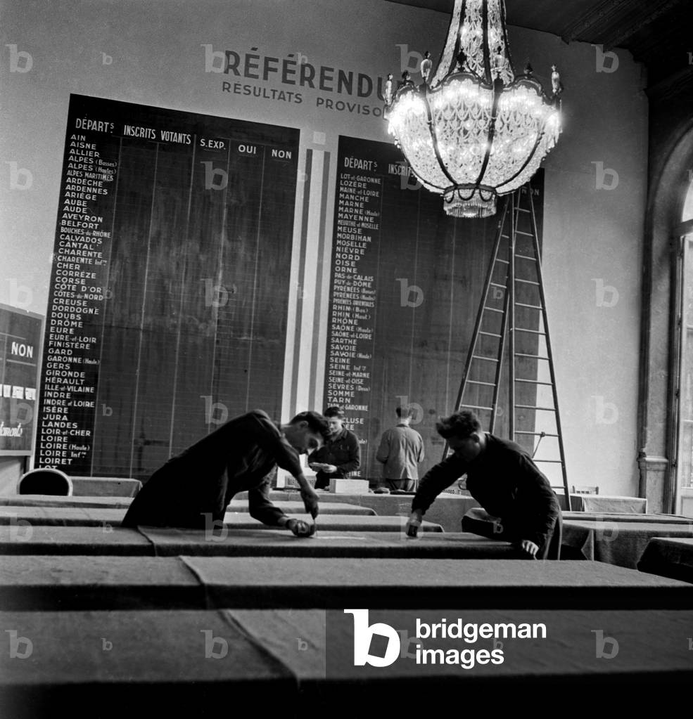 Preparation of The Legislative Elections in France (June 2, 1946), Paris : here The Board With Referendum Results (May 5) (b/w photo)
