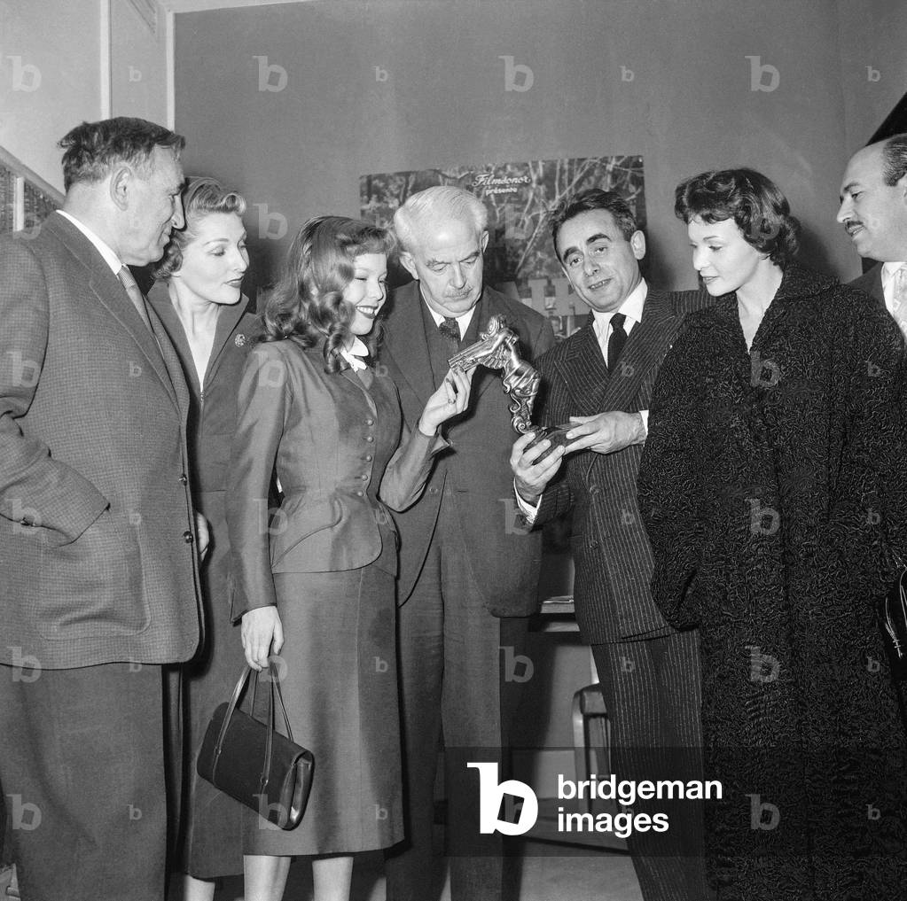 French director Henri Georges Clouzot has received the best director prize given by a Spanish jury, at UniFrance Films in Paris, February 3, 1955 : Charles Vanel, Simone Renant, Cecile Aubry, Marquis de Casa Roja (Spanish ambassador), Henri Georges Clouzot et Francoise Arnoul (b/w photo)