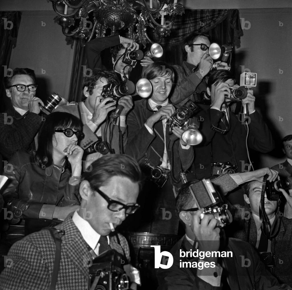 Journalists At A Press Conference By Bob Dylan At Hotel George V, Before Giving A Recital At The Olympia. Paris, 23 May 1966 (Neg: C39144) - (b/w photo)