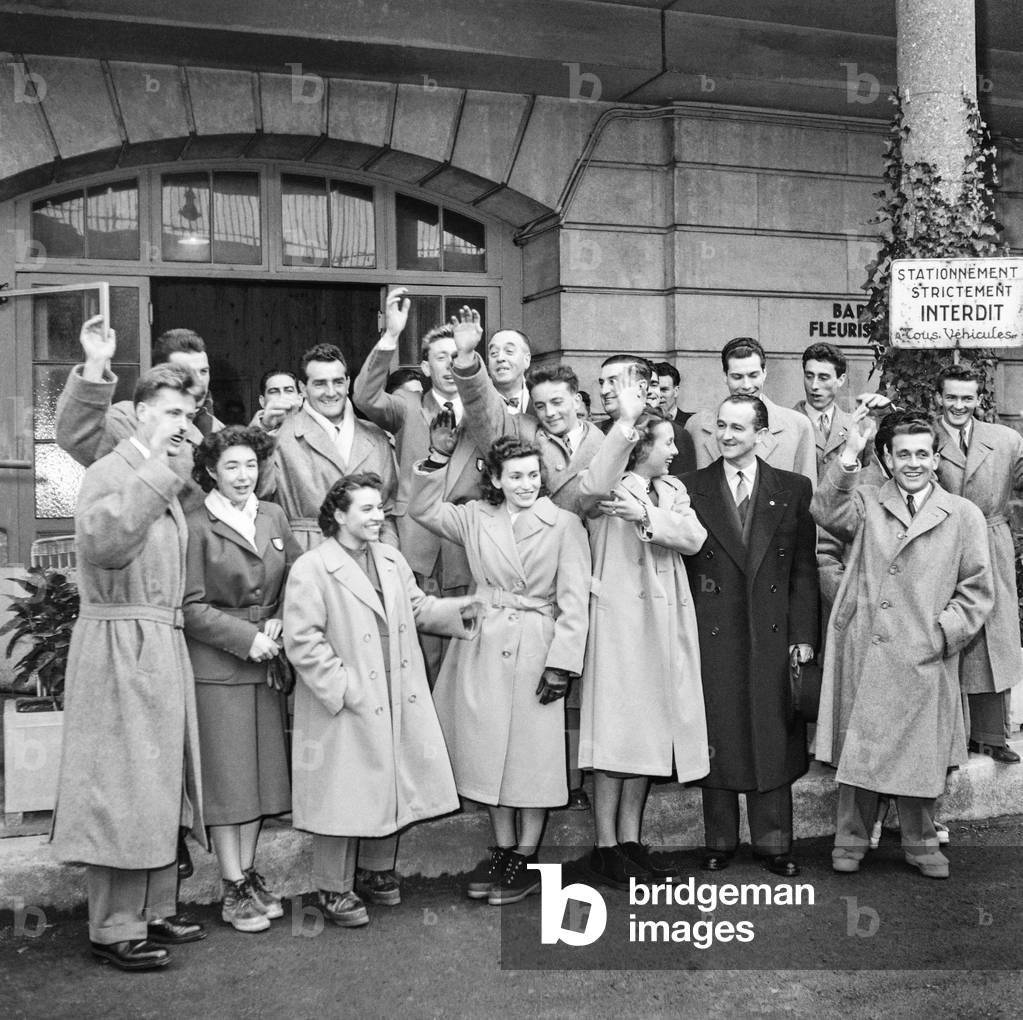 French skiing team leaving Paris for the Olympic Games (Oslo, Norway), February 5, 1952 (b/w photo)