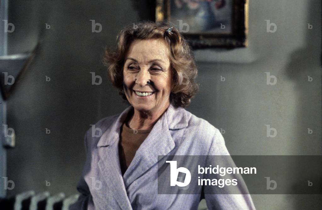 Danielle Darrieux (Dans Le Role D'Adrienne) Dans Une Scene De L'Age Vermeil De Rogerkahane Pour Antenne 2 En 1983. (photo)