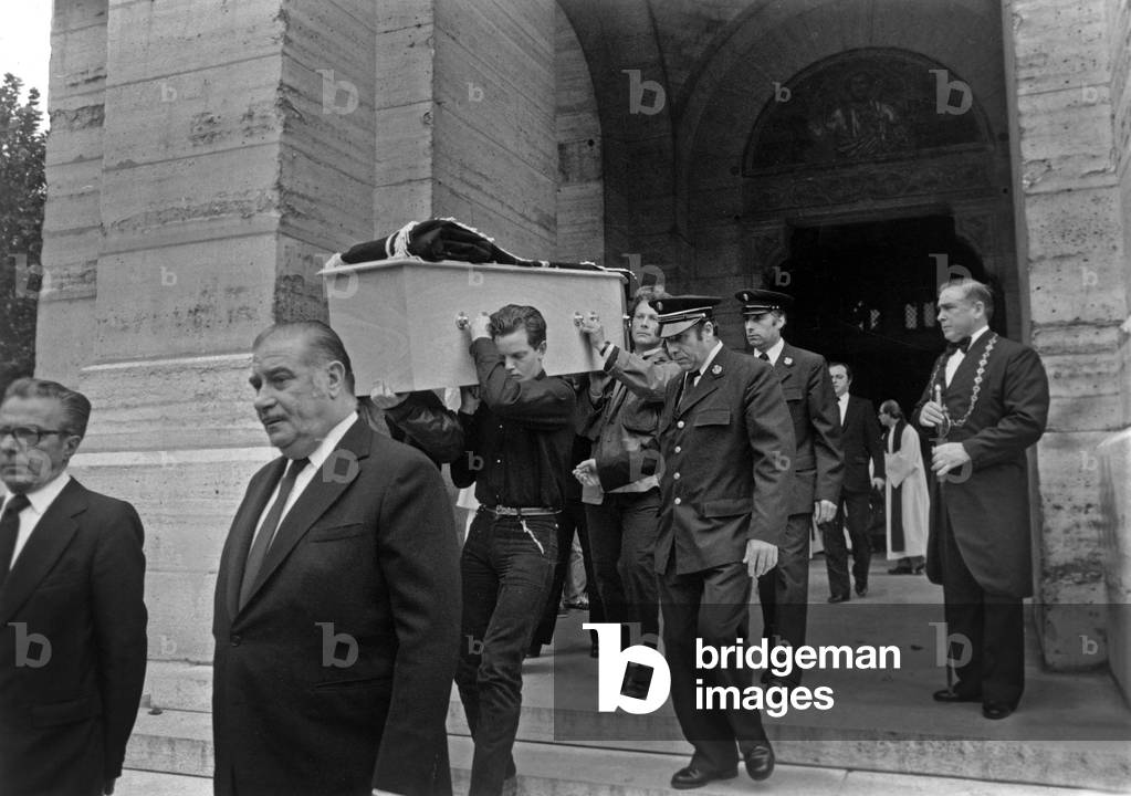 Funeral of Patrick Dewaere in Paris on July 23, 1982 (b/w photo)