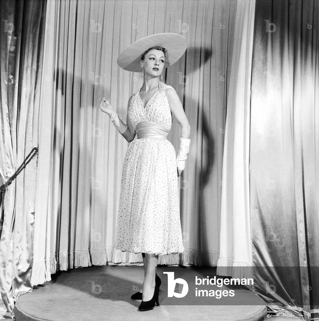Fashion By Pierre Balmain For Spring-Summer 1953, February 18, 1953, Paris : Wide-Brimmed Hat, Dress and Gloves (b/w photo)