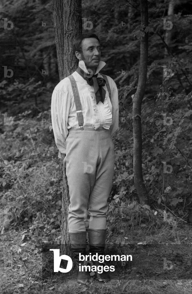 L'acteur français Claude Brasseur sur le plateau de l'émission « Vidocq » au Parc de Saint-Cloud, le 22 août 1972