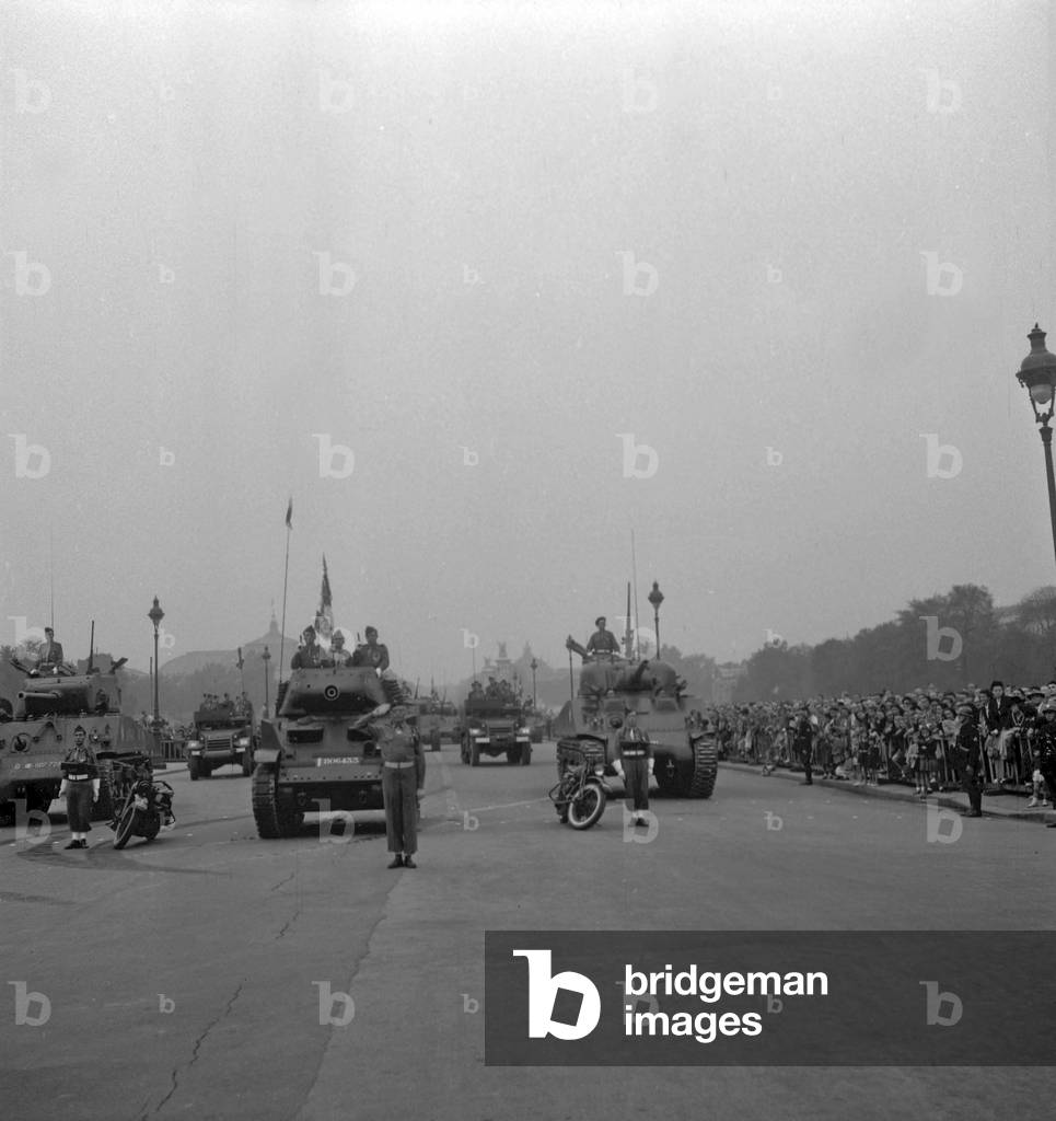 Anniversary of the Liberation of Paris on August 28, 1949 : tanks (b/w photo)