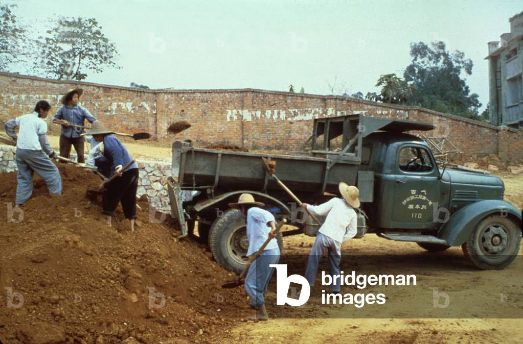 Chinese Workers Putting Earth in A Truck in December 1978 (photo)