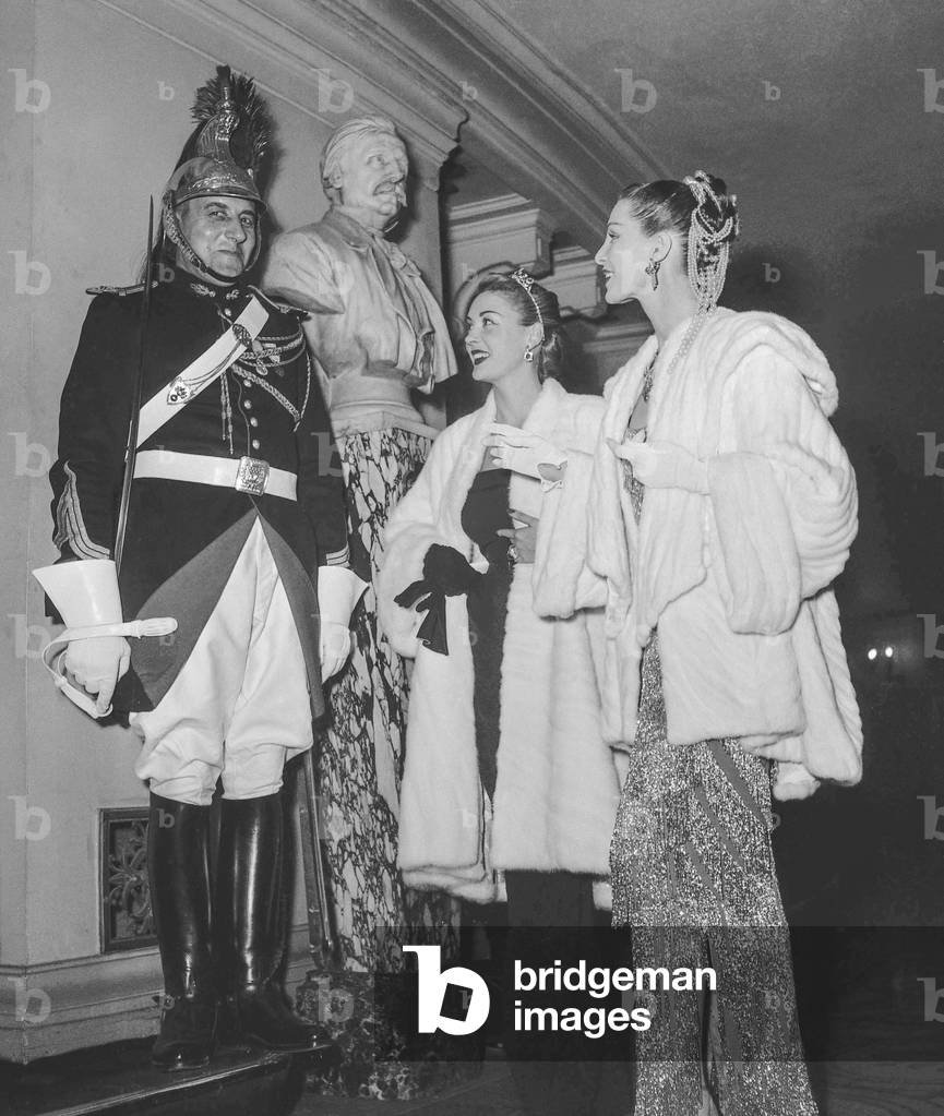 French models Praline (Janine Sagny-Marsay) and Lucky (Lucie Daouphars) at the gala at the Opera, Paris, organized for OdetteChurchill on October 26, 1950 (b/w photo)
