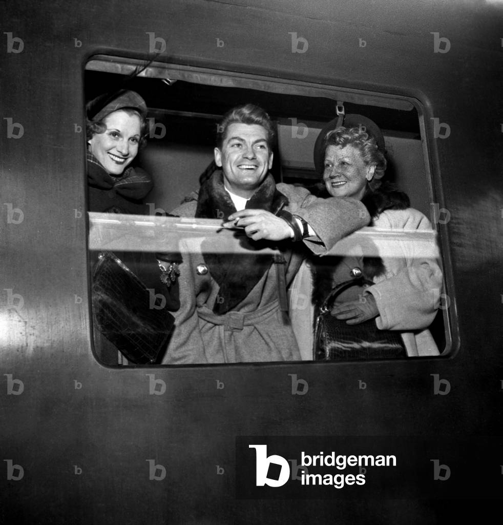 Mrs Karsenty, Jean Marais and Valentine Tessier Leaving Paris By Train To Go in Strasbourg (3 Months Tour For Play 
