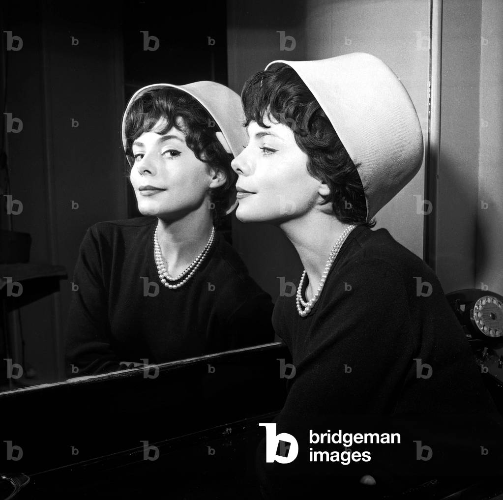 Presentation of Hairstyles and Hats in Paris on February 10, 1961 : Hairstyle By Roger Pasquier (b/w photo)