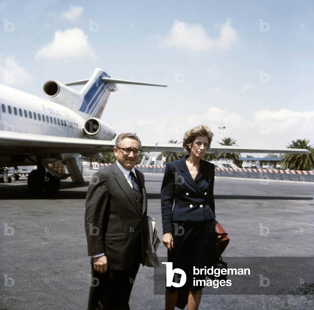 Henry Kissinger With his 2Nd Wife Nancy Maginnes at Nice Cote D'Azur Airport in France June 13, 1980 (photo)