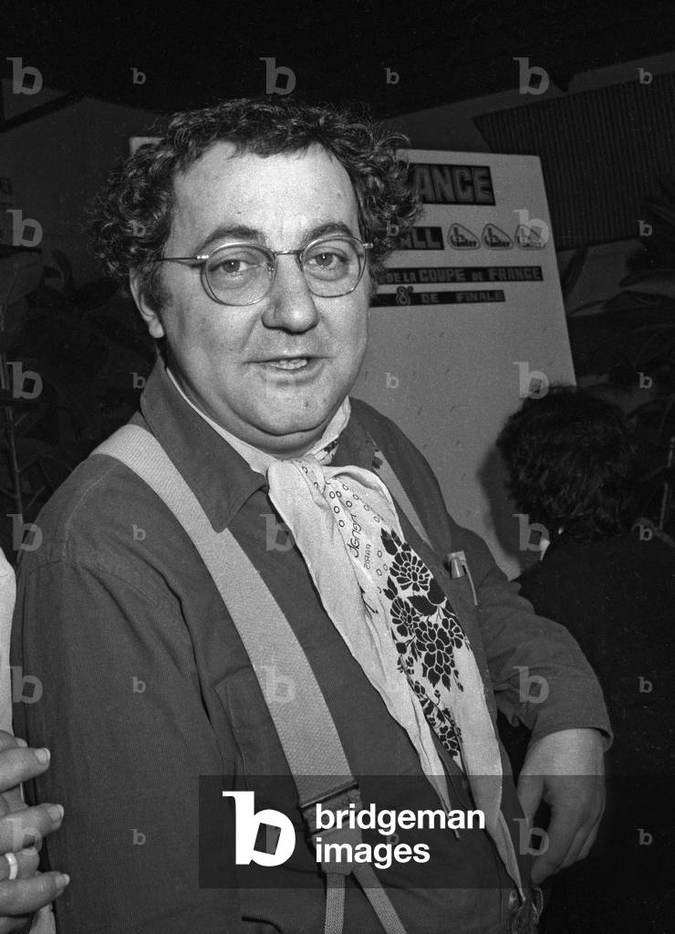 Coluche during drawing of lots for the Coupe de France (football), Paris, March 12, 1976 (b/w photo)