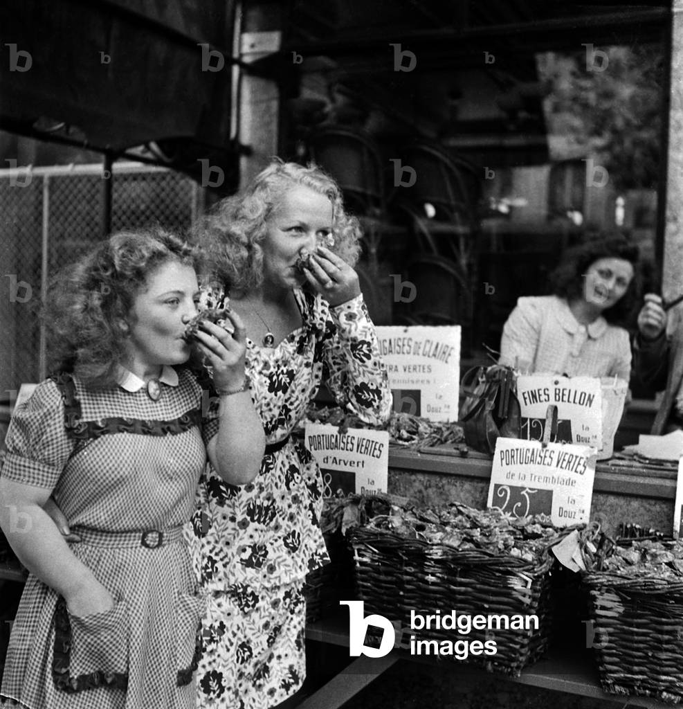 Women Eating Oysters, Paris, September 1946 (b/w photo)