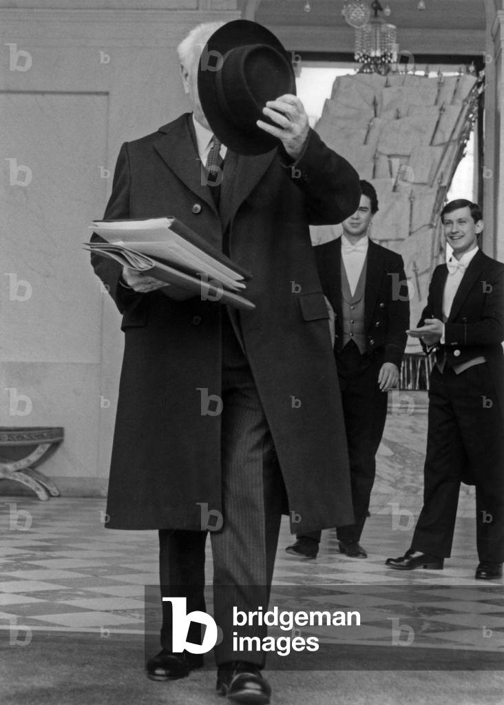 Gaston Defferre Minister of Planning and Development of the Territory Greeting With His Hat Journalists Leaving The Palace Of L'Elysee October 17, 1984 (b/w photo)