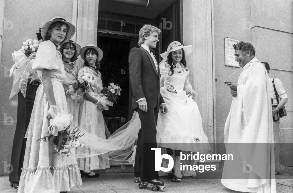 Gilda Delcayrelt and Jacques Ouarmin getting married on roller skate in Nice, French Riviera, September 14, 1979 (b/w photo)